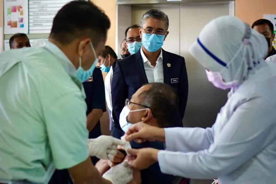 Warga emas Malaysia berusia 60 tahun dan ke atas akan mendapat vaksinasi influenza secara percuma manakala bakal jemaah haji pula diwajib mendapatkan vaksin Covid-19. 