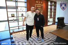 PUTERA TEMUI PUTERA: Podolski (kiri) bergambar dengan Tunku Ismail semasa lawatannya ke Johor Darul Takzim pada 15 Januari lalu. - Foto JOHOR SOUTHERN TIGERS FACEBOOK