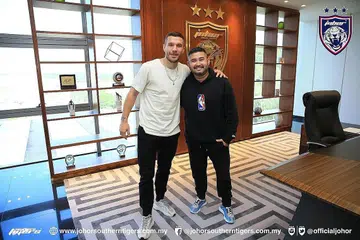 PUTERA TEMUI PUTERA: Podolski (kiri) bergambar dengan Tunku Ismail semasa lawatannya ke Johor Darul Takzim pada 15 Januari lalu. - Foto JOHOR SOUTHERN TIGERS FACEBOOK