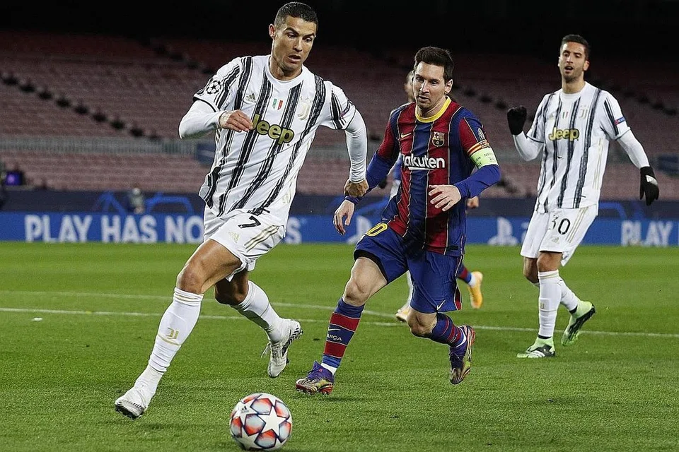 DUA BINTANG DUNIA: Lionel Messi (kanan) dan Cristiano Ronaldo (kiri) tersenarai dalam pasukan terhebat sepanjang masa oleh bola sepak Perancis. - Foto REUTERS