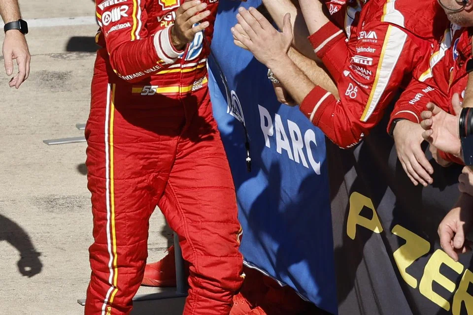 Carlos Sainz (kiri) daripada Pasukan Ferrari meraikan kemenangannya bersama pasukannya selepas menduduki tempat kedua di belakang rakan sepasukan, Charles Leclerc, dari Monaco, yang menduduki tempat pertama dalam Grand Prix  Amerika Syarikat, di litar Circuit of the Americas.