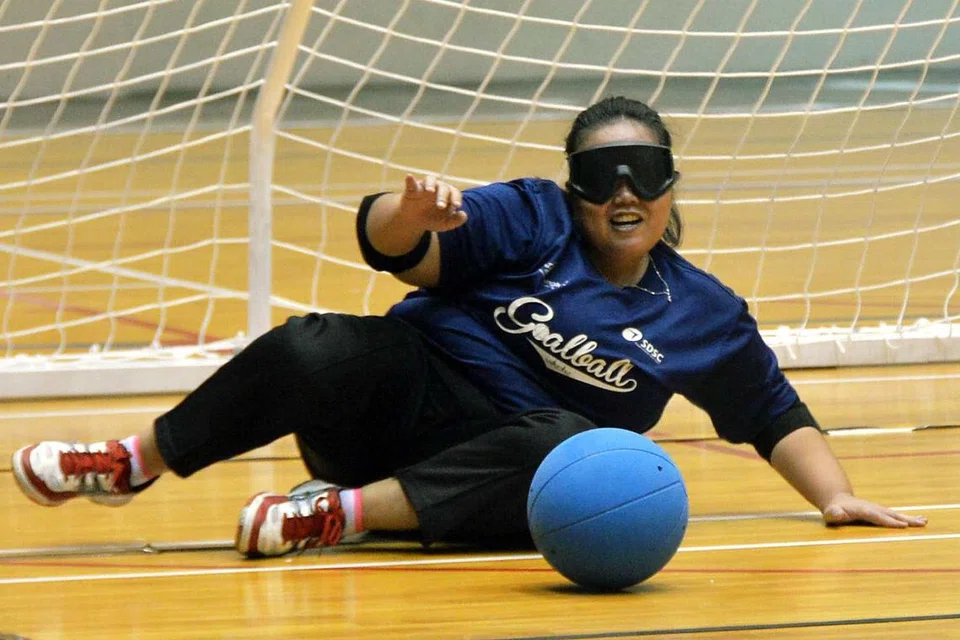 Cik Norliana Mohamed Ajam dalam satu latihan sukan bola gol atau ‘goalball’ iaitu sejenis sukan khusus untuk golongan cacat penglihatan yang disertai tiga pemain sepasukan. 