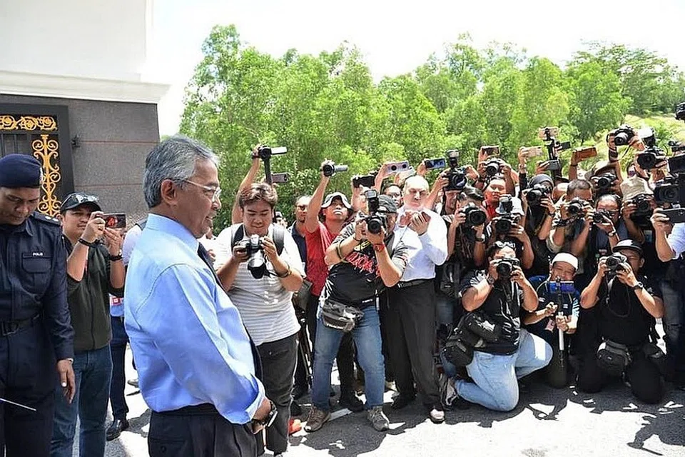 TEMUI WAKIL-WAKIL MEDIA: Yang di-Pertuan Agong, Sultan Abdullah Sultan Ahmad Shah, beramah mesra dengan pihak media di Istana Negara. Seramai 90 Anggota Parlimen telah menghadap Agong semalam untuk ditemu bual sebelum baki 131 dipanggil menghadap pada hari ini untuk menyatakan sokongan masing-masing kepada mana-mana pihak bagi membentuk kerajaan baru susulan peletakan jawatan Perdana Menteri Tun Dr Mahathir Mohamad. - Foto FACEBOOK ISTANA NEGARA