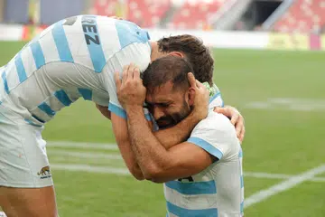 Kapten Argentina, Gaston Revol (kanan), begitu beremosi selepas pasukannya dinobat juara liga lelaki HSBC SVNS di Singapura pada 5 Mei.