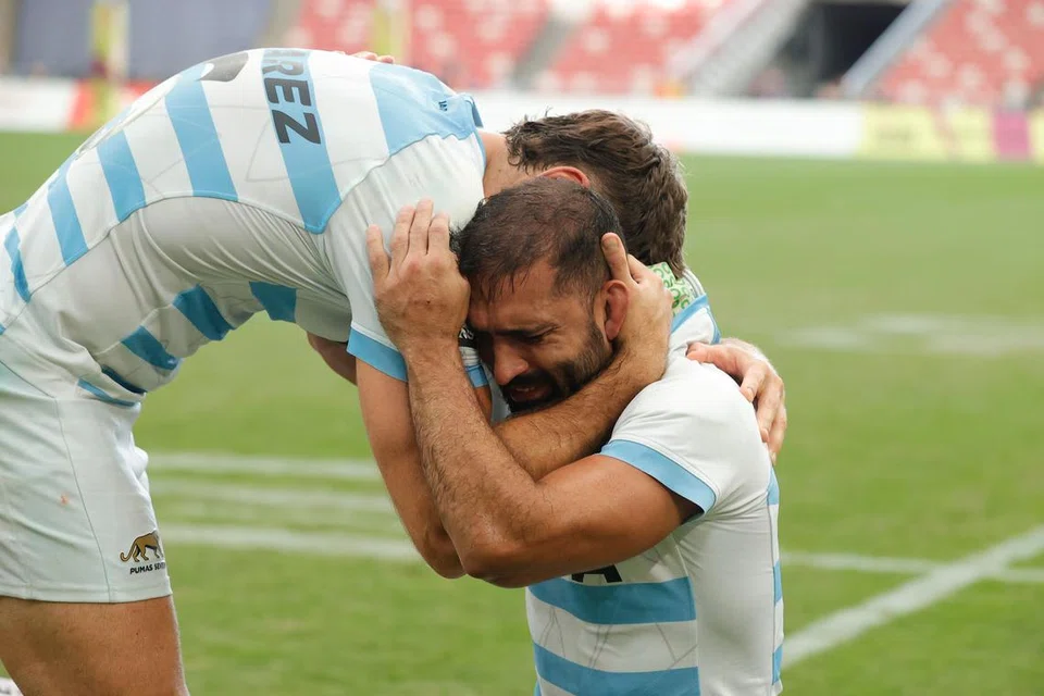 Kapten Argentina, Gaston Revol (kanan), begitu beremosi selepas pasukannya dinobat juara liga lelaki HSBC SVNS di Singapura pada 5 Mei.
