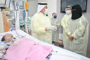 Ketua Penyelia Pusat Bantuan Kemanusiaan Raja Salman (KSrelief), Dr Abdullah Al-Rabeeah (kiri), mengesahkan kembar siam Arab Saudi, Yara dan Lara, didapati stabil selepas empat hari menjalani pembedahan pemisahan.