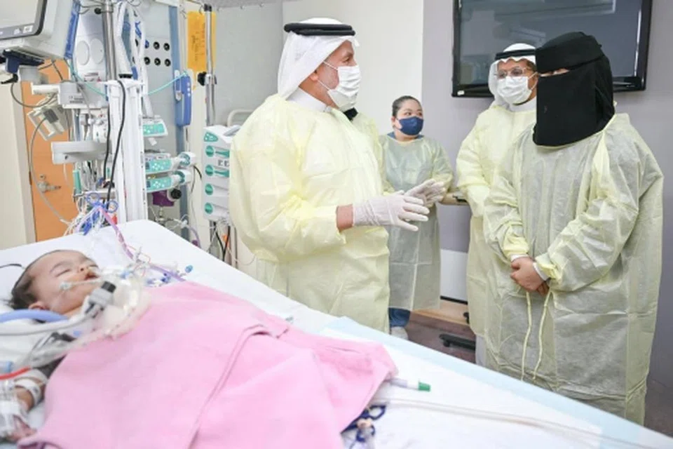 Ketua Penyelia Pusat Bantuan Kemanusiaan Raja Salman (KSrelief), Dr Abdullah Al-Rabeeah (kiri), mengesahkan kembar siam Arab Saudi, Yara dan Lara, didapati stabil selepas empat hari menjalani pembedahan pemisahan.