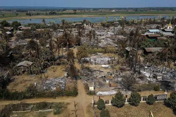 PADANG JARAK PADANG TERKUKUR: Gambar pada 3 Februari menunjukkan keadaan dari udara di Perbandaran Mingin, kawasan Sagaing, tempat lebih 105 bangunan dan rumah dimusnahkan junta tentera Myanmar, menurut media tempatan. - Foto AFP