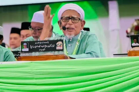 Presiden Parti Islam SeMalaysia (PAS), Tan Sri Abdul Hadi Awang, ketika berucap pada hari terakhir Muktamar Tahunan PAS ke-72 di Kota Bharu, Kelantan, pada awal September.