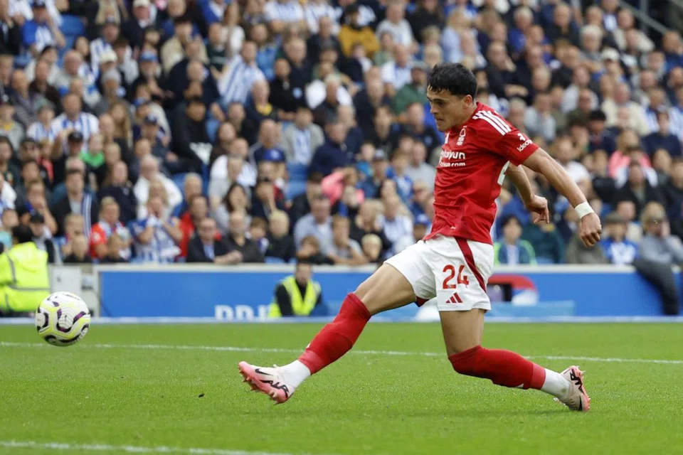 Pemain sayap Ramon Sosa menjaringkan gol kedua Nottingham Forest untuk menyamakan kedudukan 2-2 pada minit ke-70 ketika menentang Brighton & Hove Albion di Stadium Amex pada 22 September.