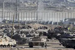 Anggota tentera Israel berdiri berhampiran kenderaan tentera selepas kerajaan Israel meluluskan perjanjian gencatan senjata dengan Hamas di Gaza, di bahagian sempadan Israel-Gaza, Israel, pada 10 Oktober 2025.