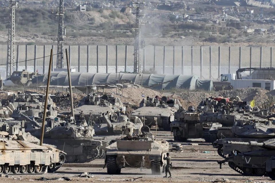 Anggota tentera Israel berdiri berhampiran kenderaan tentera selepas kerajaan Israel meluluskan perjanjian gencatan senjata dengan Hamas di Gaza, di bahagian sempadan Israel-Gaza, Israel, pada 10 Oktober 2025.