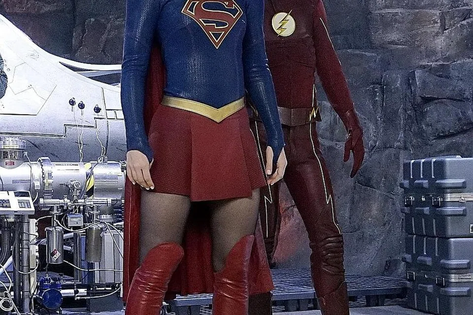 ALAMI KECEDERAAN MATA: Ketika menjayakan siri televisyen 'Supergirl', Melissa Benoist cedera mata setelah telefon dibaling seseorang ke arah mukanya dan terpaksa menggunakan penutup mata. - Foto CBS 