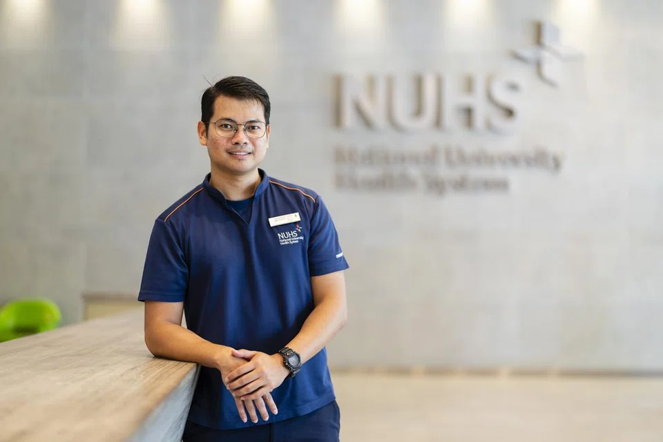 JURURAWAT PENJAGAAN MASYARAKAT: Encik Amin Ahmad Basri sudah bekerja sebagai seorang jururawat selama 13 tahun.