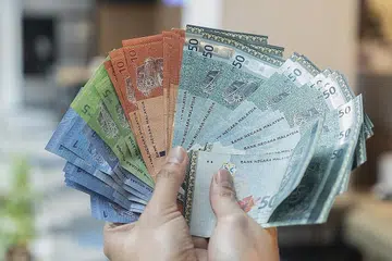 PARAS TERENDAH: Ringgit menyusut tahun ini berbanding dolar Amerika disebabkan kekuatan dolar di tengah-tengah kitaran pengetatan monetari Rizab Persekutuan (Fed). - Foto fail
