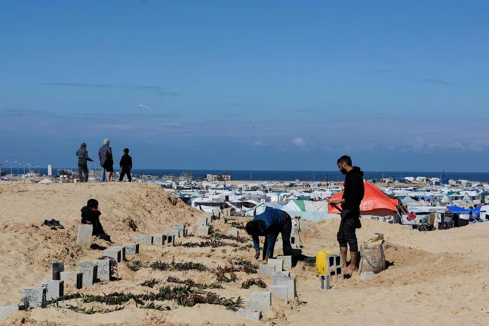 Kawasan perkuburan yang besar di Rafah ini menempatkan jenazah rakyat Palestin yang terbunuh akibat serangan Israel ke atas Gaza sejak perang meletus pada 7 Oktober.