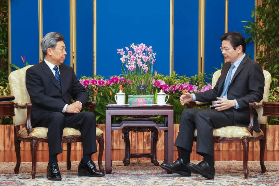 Anggota Biro Politik Parti Komunis China (CPC) yang juga Setiausaha Jawatankuasa Pusat Suruhanjaya Hal Ehwal Politik dan Undang-Undang (PLAC) CPC, Encik Chen Wenqing (kiri), bertemu Perdana Menteri, Encik Lawrence Wong, di Istana pada 19 Jun.