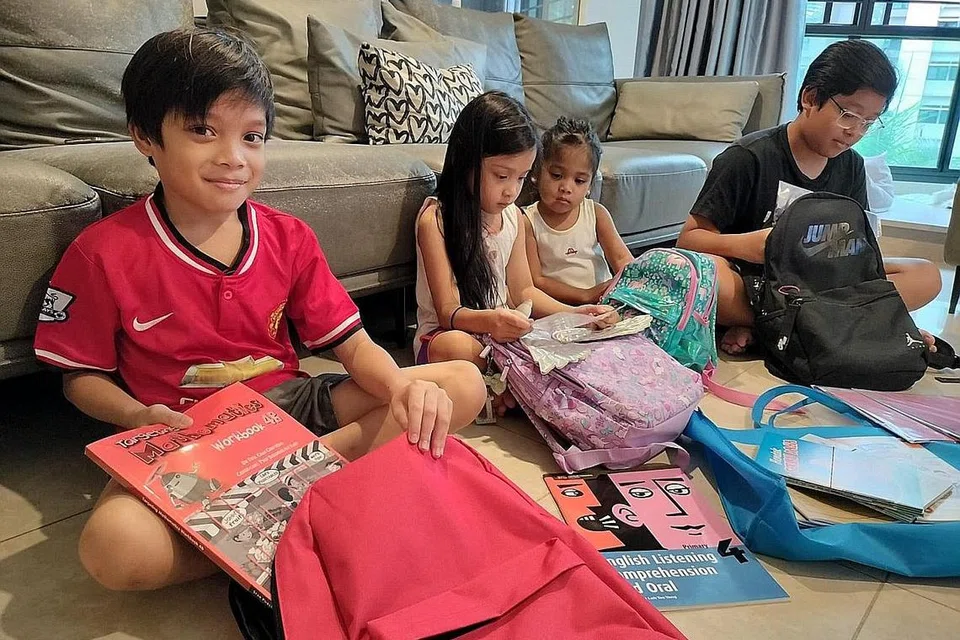 MEMANFAATKAN WANG GSTV: Empat adik-beradik - (dari kiri) Muhammad Lutfi Talish Muhammad Ali, Luna Saara Muhammad Ali, Delisha Ereshva Muhammad Ali dan Muhammad Danish Afi Muhammad Ali - menggunakan wang GSTV bernilai $700 untuk persiapan sekolah tahun depan. - Foto ihsan CIK WAN ALOEIYAH WARKI