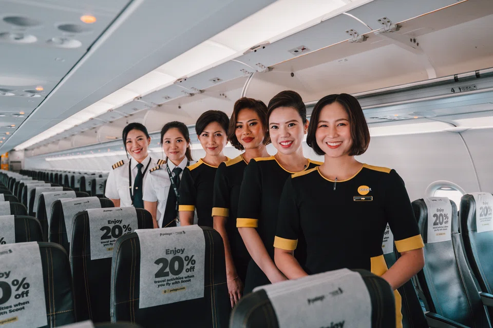 Cik Noor Seha Sayemi (tiga dari kanan) bersama rakan pramugari dan juruterbang semasa penerbangan istimewa Scoot sempena Hari Wanita Sedunia pada 8 March 2025.