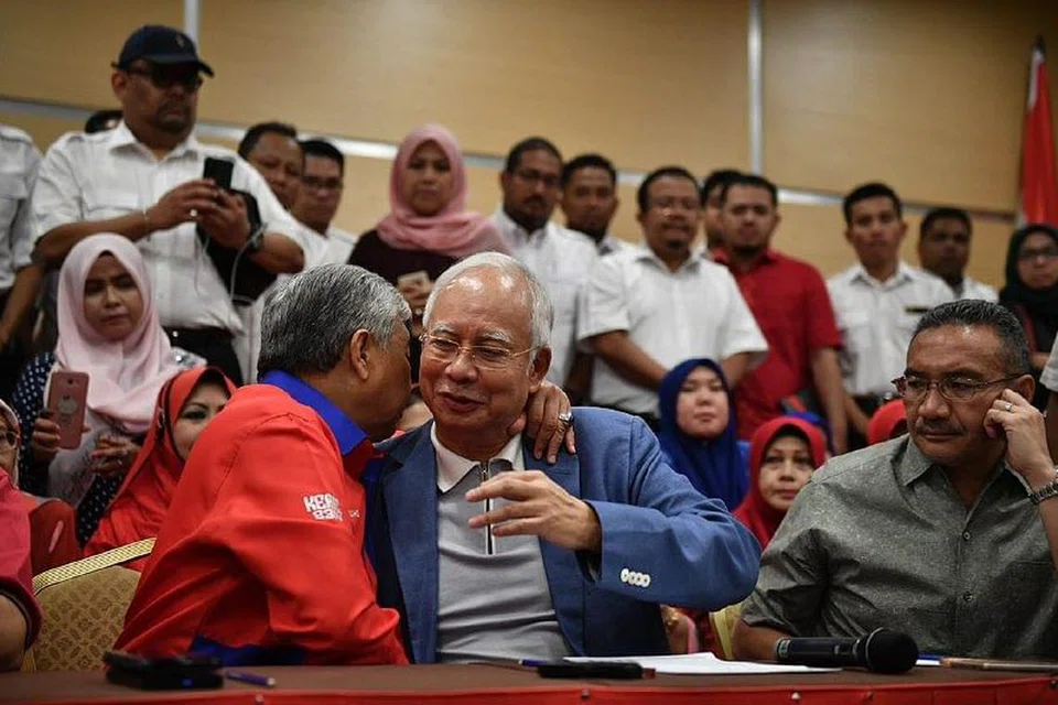 LETAK JAWATAN: Datuk Seri Najib Razak yang meletak jawatan sebagai Presiden Umno dan Pengerusi Barisan Nasional serta-merta mengumkan bahawa Datuk Seri Ahmad Zahid Hamidi (di kirinya) akan menjalankan tugas sebagai presiden parti sementara Datuk Seri Hishammuddin Tun Hussein (kanan) akan menjalankan tugas sebagai timbalan presiden Umno dan timbalan pengerusi BN. 