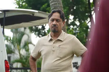 Datuk Khairul Anwar Salleh perlu kikis imej dan aura CEO yang kelihatan ketara padanya sejak meniti tangga korporat dalam dunia media Malaysia, bagi membawa watak tukang rumah yang dihimpit masalah hak kebapaan dalam telefilem ‘Belaian Terakhir’.