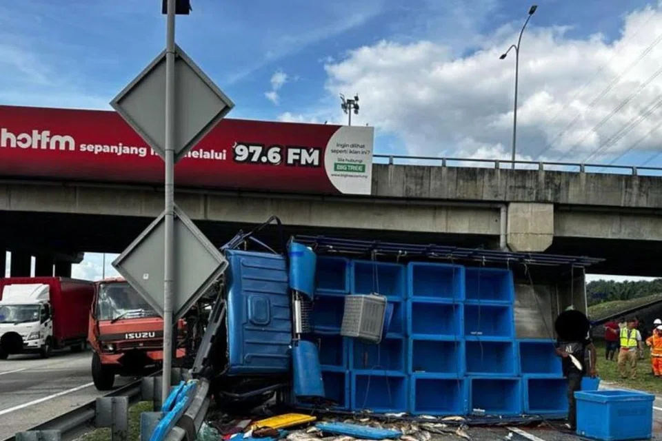 Lokasi kemalangan yang mengorbankan seorang mekanik yang sedang membaiki lori rosak di Kilometer 434.8 Lebuhraya Utara Selatan (Plus) arah Selatan, berhampiran susur masuk tol Sungai Buaya, Hulu Selangor.