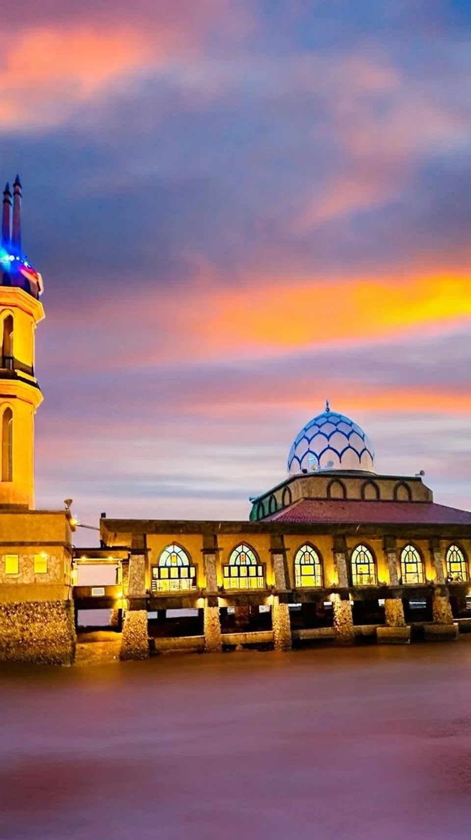 Masjid Terapung Al-Hussain ketika waktu senja.