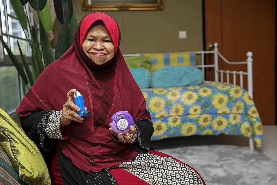 LINDUNG DARIPADA COVID-19: Ustazah Aslinda, yang telah mendapatkan dos pertama vaksinasi Covid-19, bersama ubat semputnya. Kini beliau lebih yakin dapat melindungi diri dan muridnya daripada Covid-19. - Foto BH oleh YONG LI XUAN