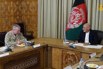 PERTEMUAN DUA PEMIMPIN: Presiden Afghanistan, Encik Ashraf Ghani, bertemu Panglima Tentera Marin Amerika Syarikat, Jeneral Kenneth McKenzie, di Kabul, Afghanistan, pada 12 Julai lalu. - Foto REUTERS