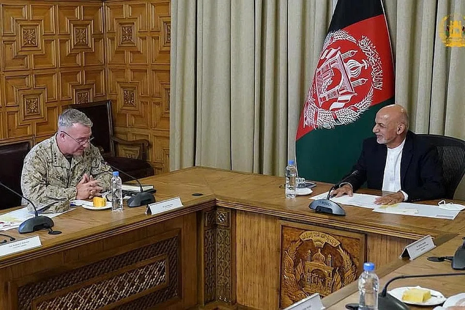 PERTEMUAN DUA PEMIMPIN: Presiden Afghanistan, Encik Ashraf Ghani, bertemu Panglima Tentera Marin Amerika Syarikat, Jeneral Kenneth McKenzie, di Kabul, Afghanistan, pada 12 Julai lalu. - Foto REUTERS