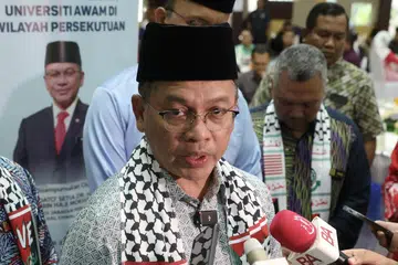 AMBIL LANGKAH TEGAS:  Menteri di Jabatan Perdana Menteri (Hal Ehwal Agama), Senator Datuk Dr Mohd Na’im Mokhtar, mahu  selaraskan fatwa bahawa ajaran Mhd. Mohib Khouli Nazem sebagai sesat 
