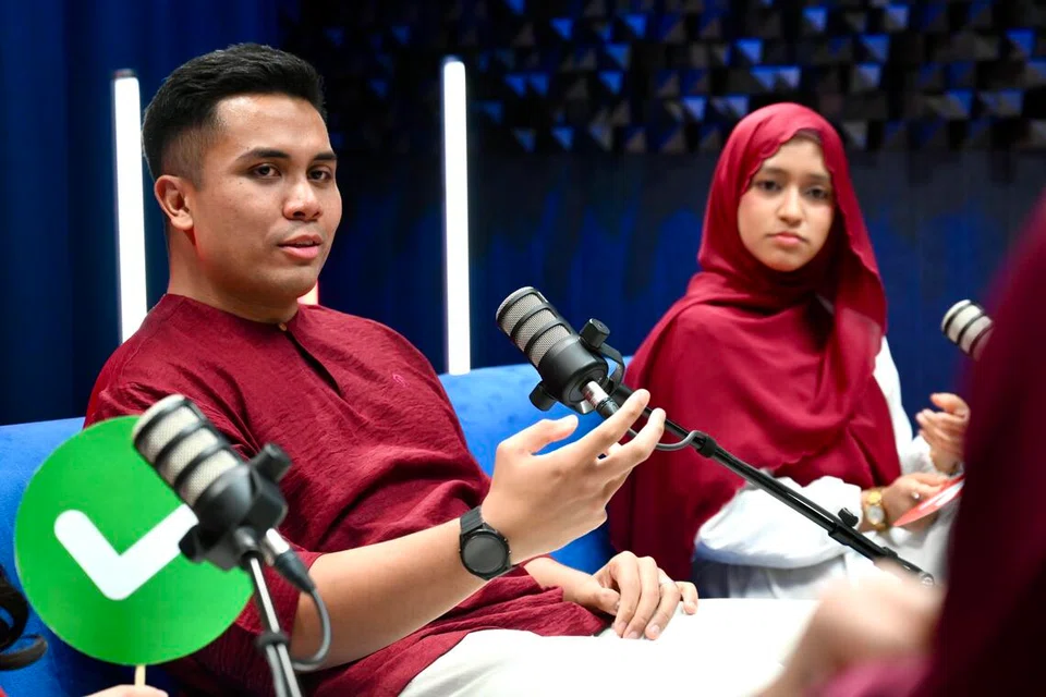 Penasihat kewangan, Encik Uwais Mohammad Hatta (kiri), berkata pengalaman belajar atau bekerja di luar negara mampu membantu belia memperoleh perspektif baharu sebelum kembali menyumbang di Singapura.