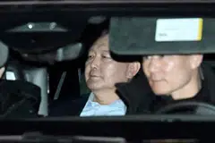Kereta yang membawa Presiden Korea Selatan, Encik Yoon Suk Yeol, dilihat meninggalkan Pusat Tahanan Seoul bagi perjalanan ke Pejabat Siasatan Rasuah untuk  disoal siasat pada 15 Januari 2025.   