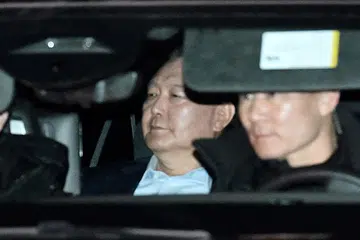 Kereta yang membawa Presiden Korea Selatan, Encik Yoon Suk Yeol, dilihat meninggalkan Pusat Tahanan Seoul bagi perjalanan ke Pejabat Siasatan Rasuah untuk  disoal siasat pada 15 Januari 2025.   