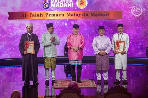 Yang di-Pertuan Agong, Sultan Ibrahim (tengah), menghadiri Majlis Sambutan Maal Hijrah Peringkat Kebangsaan di Putrajaya. Turut hadir ialah Perdana Menteri Malaysia, Datuk Seri Anwar Ibrahim (dua dari kiri); dan Menteri di Jabatan Perdana Menteri (Hal Ehwal Agama), Datuk Dr Mohd Na’im Mokhtar (dua dari kanan).