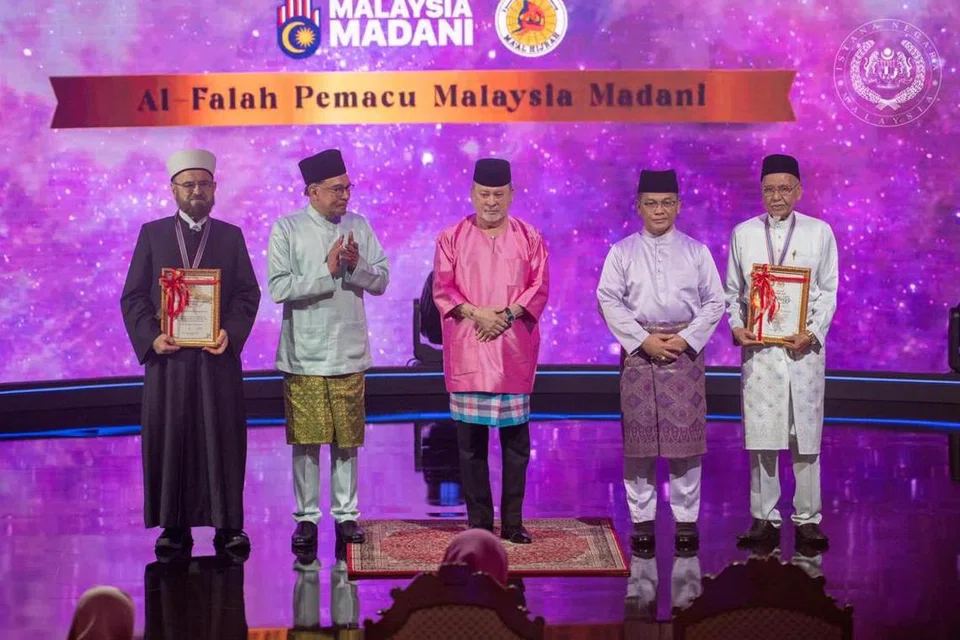 Yang di-Pertuan Agong, Sultan Ibrahim (tengah), menghadiri Majlis Sambutan Maal Hijrah Peringkat Kebangsaan di Putrajaya. Turut hadir ialah Perdana Menteri Malaysia, Datuk Seri Anwar Ibrahim (dua dari kiri); dan Menteri di Jabatan Perdana Menteri (Hal Ehwal Agama), Datuk Dr Mohd Na’im Mokhtar (dua dari kanan).