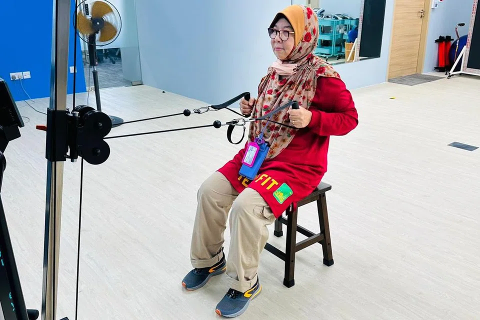 Cik Foziah Yeon cukup menjaga disiplin dengan menjalani sesi senaman yang diatur Persatuan Barah Singapura (SCS).