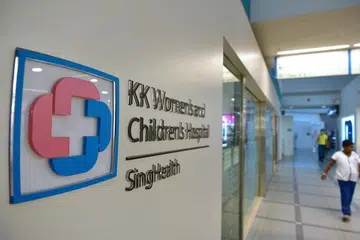 MUNGKIN MENGANDUNGI BAKTERIA: MOH mendedahkan bahawa susu formula Dumex yang terjejas itu digunakan di KKH dan NUH antara 1 dengan 20 Ogos.