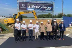 Menteri Besar Perak, Datuk Seri Saarani Mohamad (empat dari kanan) ketika merasmikan kilang pemasangan kenderaan elektrik (EV) Proton Holdings Bhd di Tanjung Malim, Perak, pada 7 Februari. 