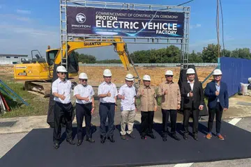 Menteri Besar Perak, Datuk Seri Saarani Mohamad (empat dari kanan) ketika merasmikan kilang pemasangan kenderaan elektrik (EV) Proton Holdings Bhd di Tanjung Malim, Perak, pada 7 Februari. 
