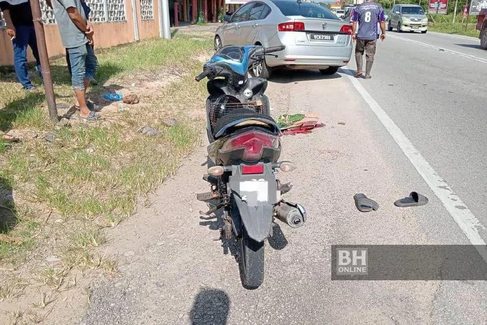 Seorang kanak-kanak lelaki berusia 12 tahun maut selepas motosikal ditunggangnya berlanggar dengan sebuah motosikal lain di Pasir Puteh, Kelantan. 
