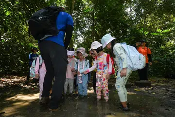 Beberapa murid Tadika 1 (K1) daripada prasekolah My First Skool melangkah masuk ke dalam lopak lumpur buat kali pertama semasa satu sesi pembelajaran luar bilik darjah di Taman Alam Semula Jadi Chestnut pada 14 Oktober.