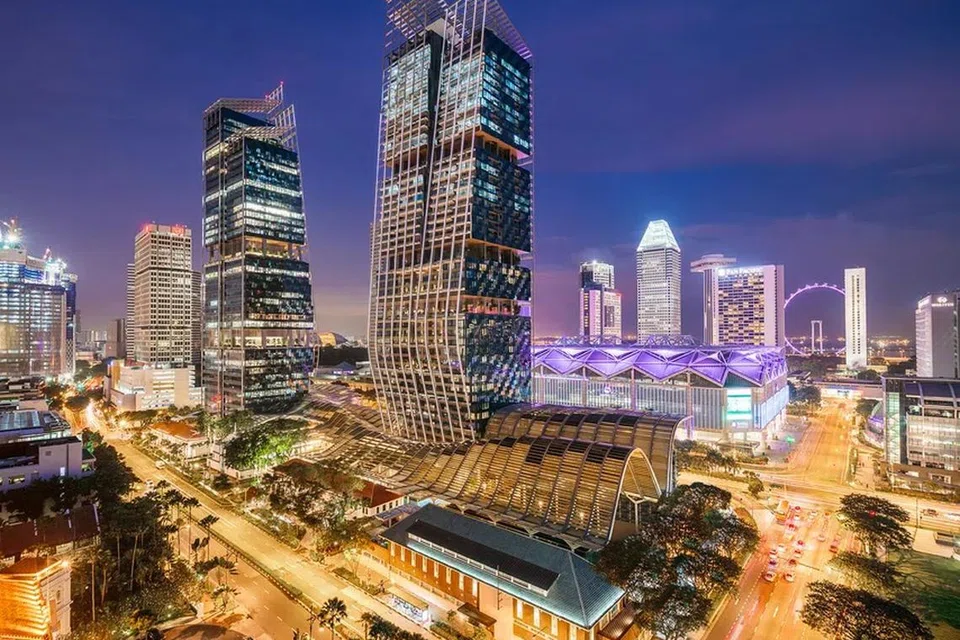 Projek South Beach menggabungkan 510,000 kaki persegi ruang pejabat Gred A; 190 unit kediaman; hotel dengan 634 bilik; dan 32,000 kaki persegi ruang makanan dan minuman (F&B) serta runcit ke dalam pembangunan bersepadu pelbagai guna.