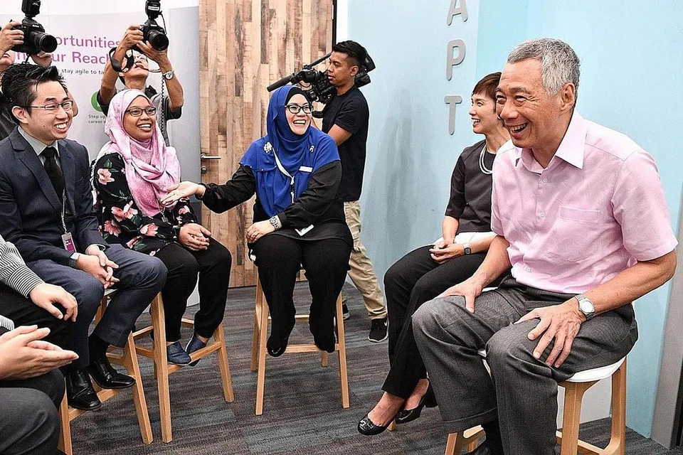 PERTEMUAN MESRA: (Dari kanan) Encik Lee dan Cik Teo berbual mesra dengan Cik Noralizah dan Cik Suriana dalam satu sesi pertemuan di Careers Connect WSG di Institut Pembelajaran Sepanjang Hayat di Paya Lebar semalam. - Foto BH oleh CHONG JUN LIANG