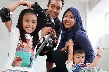 Encik Collins Mark Adam dan Cik Nur Aisyah Gersali, bersama anak-anak mereka, Ryan Yusuf Collins dan Rayna Maryam Collins kerap bersukan bersama-sama sebelum Encik Adam disahkan menghidapi ALS.