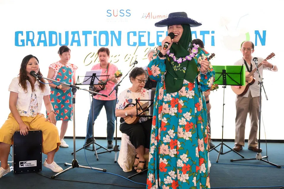 TEMAN PEMBERI SEMANGAT: Cik Rohani As'ad membuat persembahan bersama rakan kelab muzik Recital of Joy (ROJ) dalam satu acara meraikan tamat pengajian. - Foto SUSS
