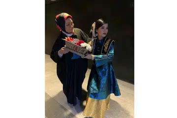 TERUSKAN TRADISI: Cik Elina (kanan) berasa bertanggungjawab untuk mengekalkan budaya Melayu melalui tarian. Bersama Presiden Sriwana Cik Fauziah Hanom Yusoff (kiri), Cik Elina berharap dapat menyumbang kepada generasi yang akan datang. - Foto ihsan NUR ELINA ABDUL