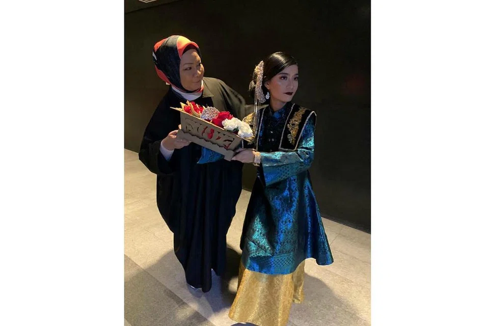 TERUSKAN TRADISI: Cik Elina (kanan) berasa bertanggungjawab untuk mengekalkan budaya Melayu melalui tarian. Bersama Presiden Sriwana Cik Fauziah Hanom Yusoff (kiri), Cik Elina berharap dapat menyumbang kepada generasi yang akan datang. - Foto ihsan NUR ELINA ABDUL
