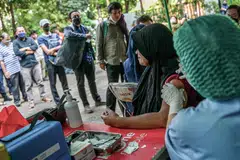 Seorang pekerja kesihatan menyuntik seorang wanita dengan suntikan vaksin Inavac untuk Covid-19 di pejabat kesihatan wilayah Jakarta pada 19 Disember 2023 sedang pemimpin dunia digesa supaya segera mencapai persetujuan baru untuk menangani pandemik pada masa hadapan yang dijangka berulang.