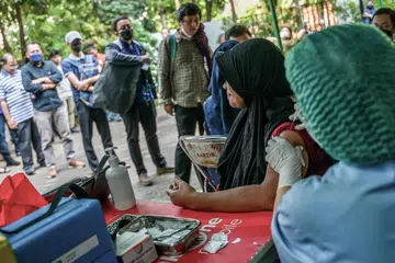 Seorang pekerja kesihatan menyuntik seorang wanita dengan suntikan vaksin Inavac untuk Covid-19 di pejabat kesihatan wilayah Jakarta pada 19 Disember 2023 sedang pemimpin dunia digesa supaya segera mencapai persetujuan baru untuk menangani pandemik pada masa hadapan yang dijangka berulang.